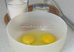 Яйца взбейте с сахаром и ванилином