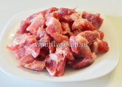 Мясо порежьте на порционные куски