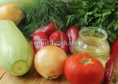 Подготовьте овощи и остальные ингредиенты для салата