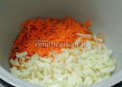 Включите режим жарка, влейте масло и обжарьте лук с морковью 5-10 минут