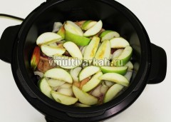 Выложите сверху лук, яблоки, вложите лавровый лист и залейте водой