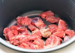 В чашу налейте масло и выложите мясо