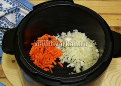 Лук и морковь обжарьте в течение 5 минут