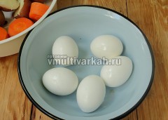Достаньте яйца и залейте холодной водой