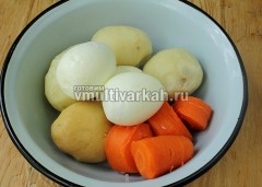 Очистите овощи и яйца