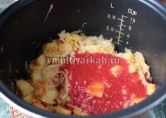 Через 10 минут влейте томатный сок