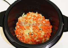 Добавьте морковь, жарьте с луком 5 минут
