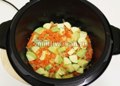 Нарежьте кубиками кабачок и также припустите с овощами