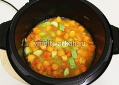 Добавьте овощной бульон и готовьте 12 минут в режиме суп