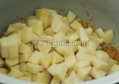 Добавьте измельченный картофель