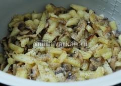 Готовую картошку с грибами приправьте солью, перцем и оставьте на подогреве