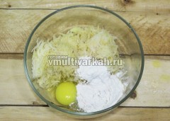 Смешайте картофель с яйцом, мукой, солью и перцем