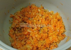 Для начинки обжарьте на растительном масле лук и морковь