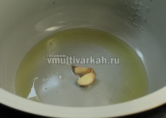 Чеснок обжарьте на 1 ст.л. оливкового масла