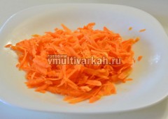 На крупной терке натрите морковь