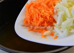Через 20 минут добавьте лук и морковь к грибами