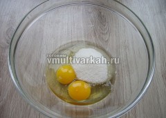 В миску вбейте яйца и всыпьте сахар