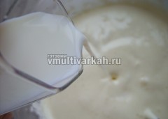 Влейте молоко, аккуратно помешивая