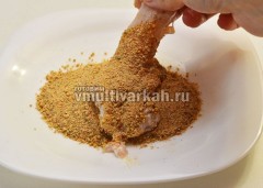Панировочные сухари смешайте со специями для курицы и обмокните отбивные с двух сторон