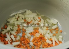 Лук и морковь обжарьте на растительном масле 5 минут