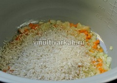 Всыпьте рис, соль и влейте 300 мл воды, готовьте 20 минут в режиме плов