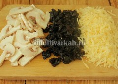 Нарежьте чернослив и грибы, сыр натрите на терке