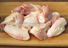 Разделите курицу и нарежьте порционными кусками