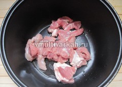 Мясо нарежьте небольшими кусочками, обжарьте 15 мину в режиме Жарка на оливковом масте