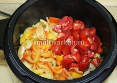 Псоледними добавьте помидоры и болгарский перец, еще 5 минут жарьте