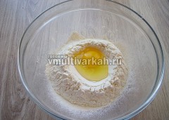 Муку просеять горкой, в углубление вбить яйцо, влить воду и добавить соль