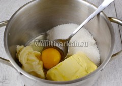 Масло, мед, яйцо и сахар выложите в сотейник