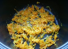 Пассируйте лук и морковь на растительном масле в режиме Жарка, переложите на тарелку