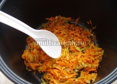 В режиме жарка обжарьте лук с морковью в течение 2-3 минут