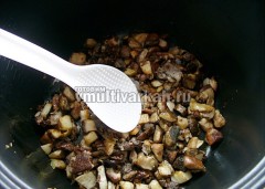 Переложите в тарелку, добавьте масла, выложите грибы и обжарьте 5-7 минут