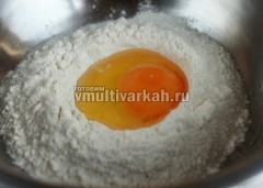 Вбейте куриное яйцо и засыпьте соль