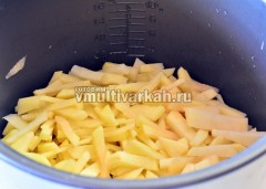 Налейте в чашу масло, выложите картофель, готовьте 20 минут в режиме Тушение, помешивая