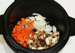 Морковь, лук и шампиньоны обжарьте в течение 10 минут в режиме Жарка с растительным маслом