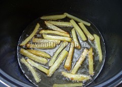 Остывший картофель обжарьте второй раз 3-4 минуты
