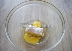 Яйца, мягкое масло, соду и соль взбить блендером