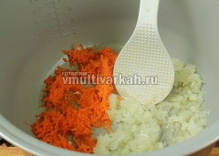 В чашу налейте ложку масла, выложите морковь и оставшийся лук
