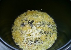 В режиме Жарка растопите масло, обжарьте лук до мягкости, добавьте чеснок и подержите пару минут, выложите лук с чесноком на тарелку