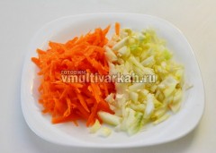 Порежьте лук и натрите на терку морковь