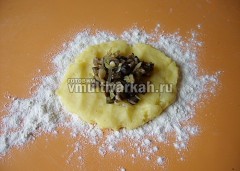 Стол или разделочную муку посыпать мукой, выложить картофельное тесто и начинку, сформировать зразы