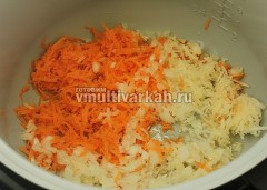 Морковь, сельдерей и лук обжарьте 2-3 минуты на растительном масле в режиме Жарка
