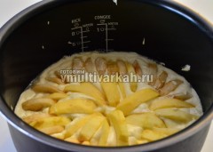 Выложить яблоки по кругу на тесто, слегка придавливая