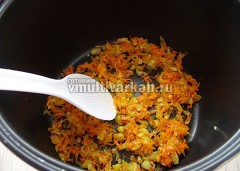 Влить в чашу растительное масло, обжарить в режиме Жарка морковь и лук