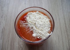 В томатный сок всыпать соль, сахар, молотый перец и муку, перемешать