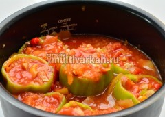 Залейте перцы томатным соком с мякотью и добавьте воды, посолите