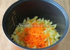 Лук, перец и морковь измельчите и обжарьте на растительном масле в режиме Жарка-Овощи около 10 мин