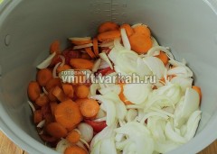Влейте в чашу масло, выложите томаты, лук и морковь